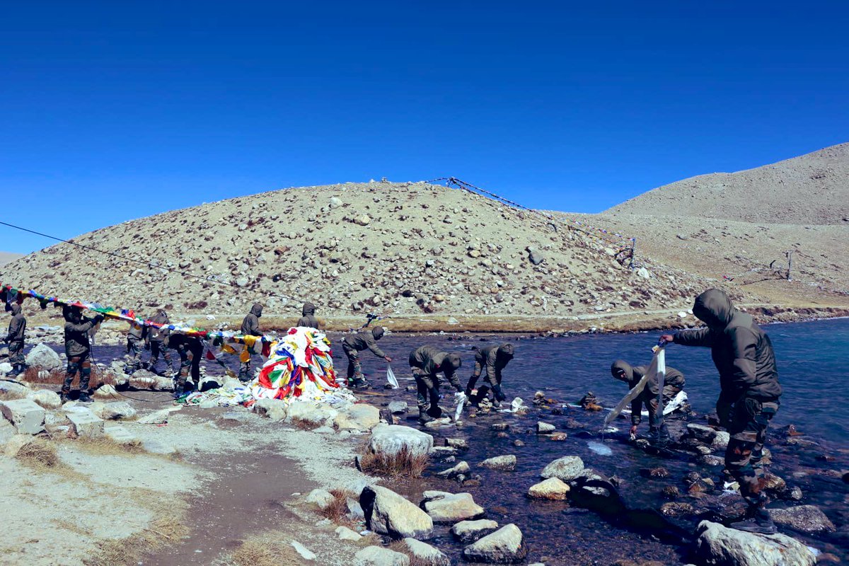 #SpecialCampaign2
#IndiaVsGarbage 

Troops of #StrikingLionDiv #TrishaktiCorps carried out #SwachchataAbhiyan on the banks of the revered #Gurudongmar Lake in North #Sikkim in bone freezing temperatures. 
#IndianArmy