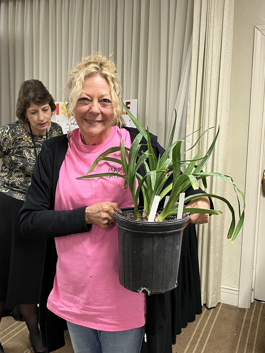 WDCGardener's tweet photo. had a great time speaking at and attending the Lilyhemmer festival for a region 3 (mostly mid-Atlantic) Daylily enthusiasts this weekend near Harrisburg PA. #gardendc #dmvv #daylilies #daylilyauction #dayliliyclub #daylilylove https://t.co/F7NXdCWsHa