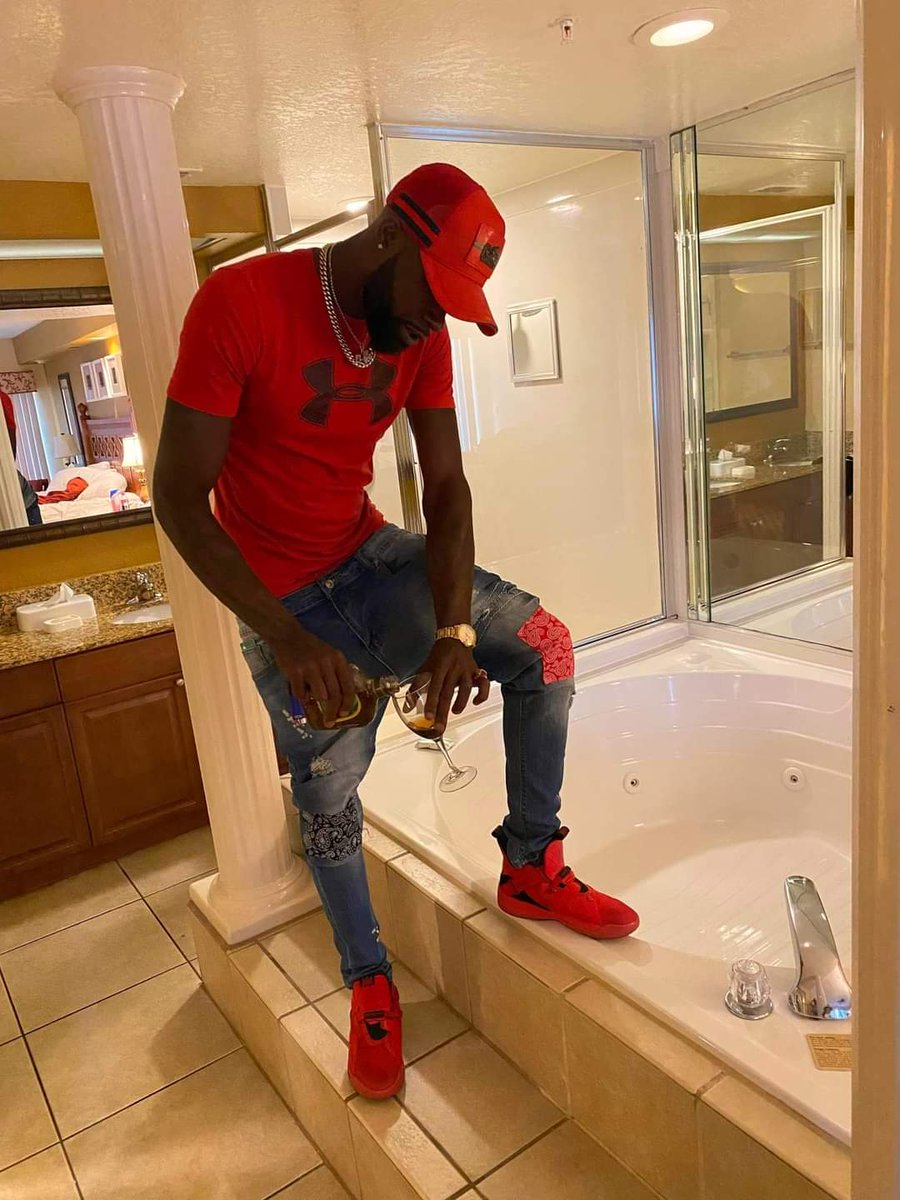 drefresh407's tweet image. EVERYTHING SHE WANTS IN A MAN💨💨💨💨 SHE JUST SCARED TO ADMIT IT🤷🏾‍♂️ #DREFRESH407 #KPE #FLORIDABOY🌴 #POURITUP #TAKEASIP