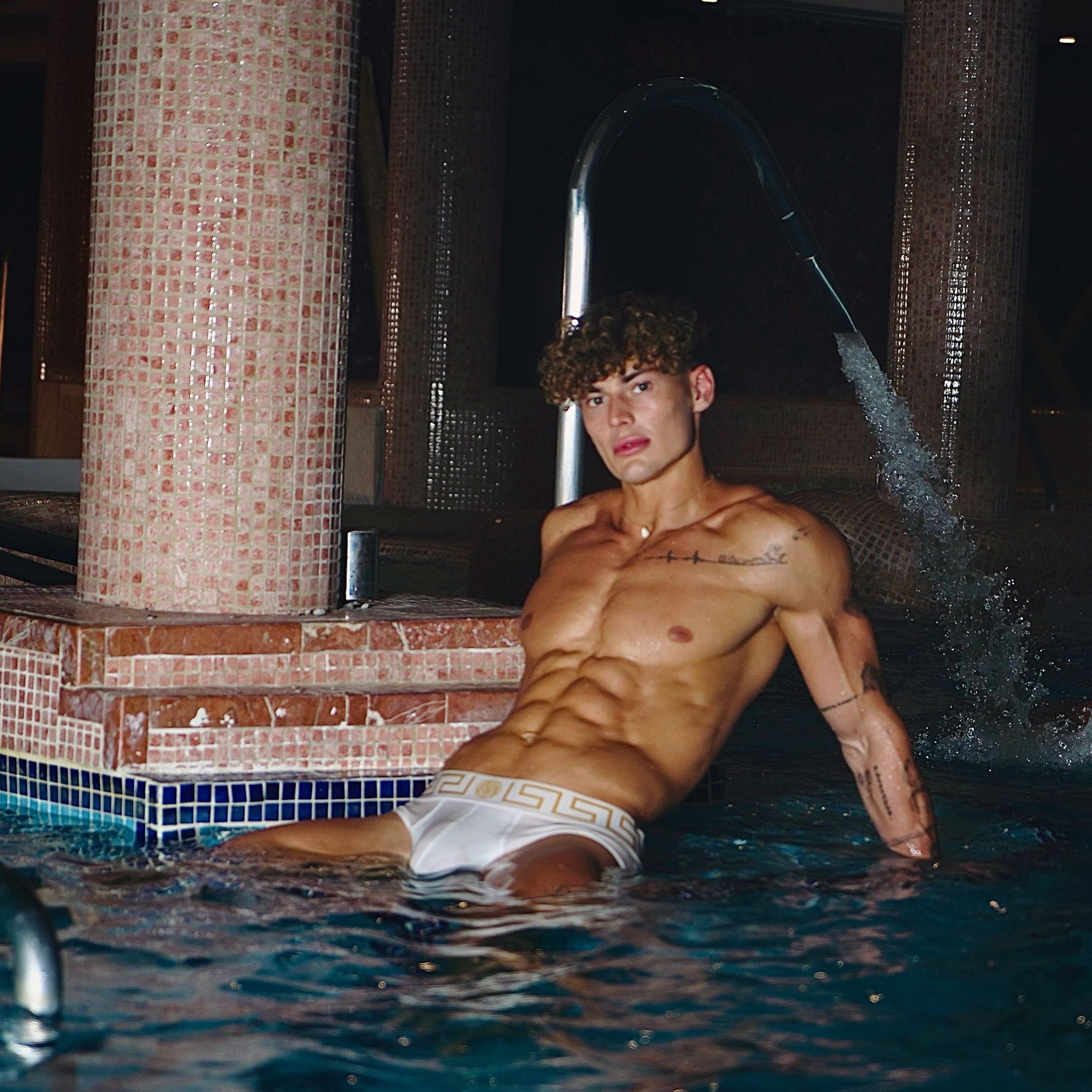 계정정지 on X: RT @melvinxmoore: Wanna take a swim w me? ✌️☺️  t.coAO8jZl11nz  X