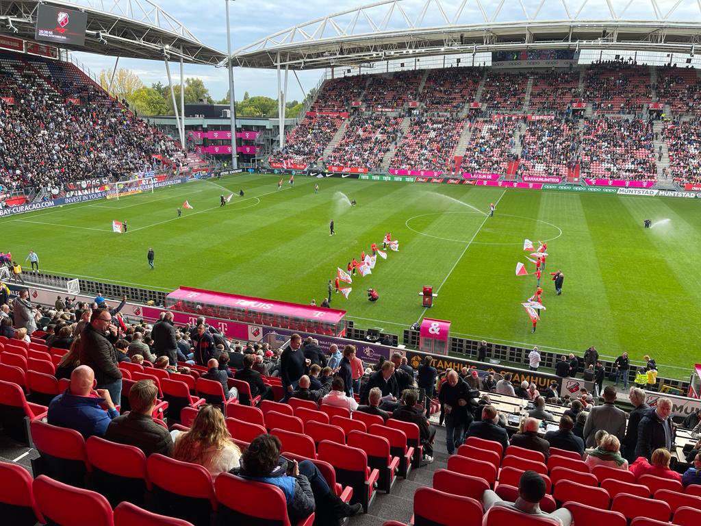 Dat was gaaf in kader van afscheid @NUOVOScholen op bezoek bij <a href="/fcutrecht/">FC Utrecht</a> tegen <a href="/SpartaRotterdam/">Sparta Rotterdam</a> circa  200 medewerkers/leerlingen waren tegen zeer gereduceerd tarief ook aanwezig dank!!