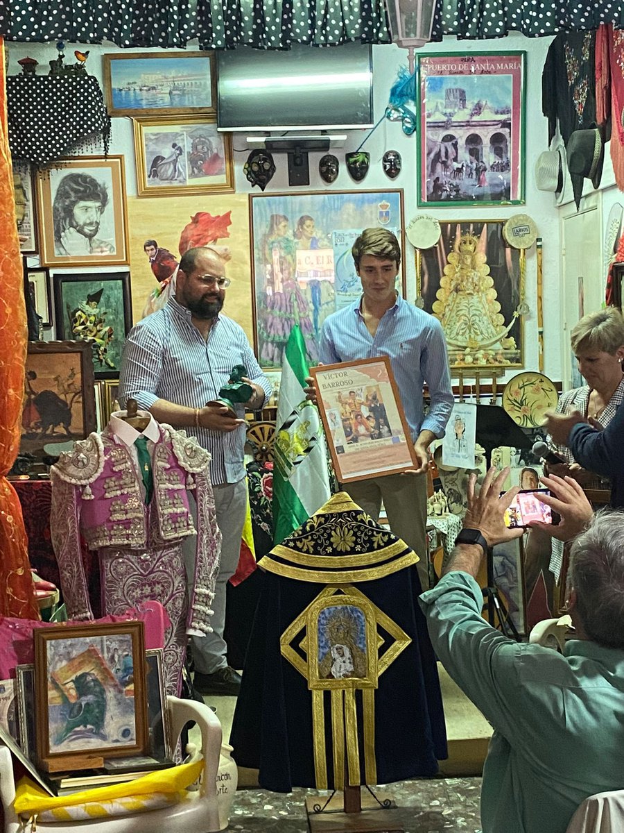 Victor_Barroso_'s tweet photo. 🏆 Feliz y agradecido por haber recibido hoy el Trofeo Niño Villar al triunfador de la Novillada del Puerto de Santa María 

#ElFuturoEsVictorBarroso https://t.co/NcIGKYHUrb