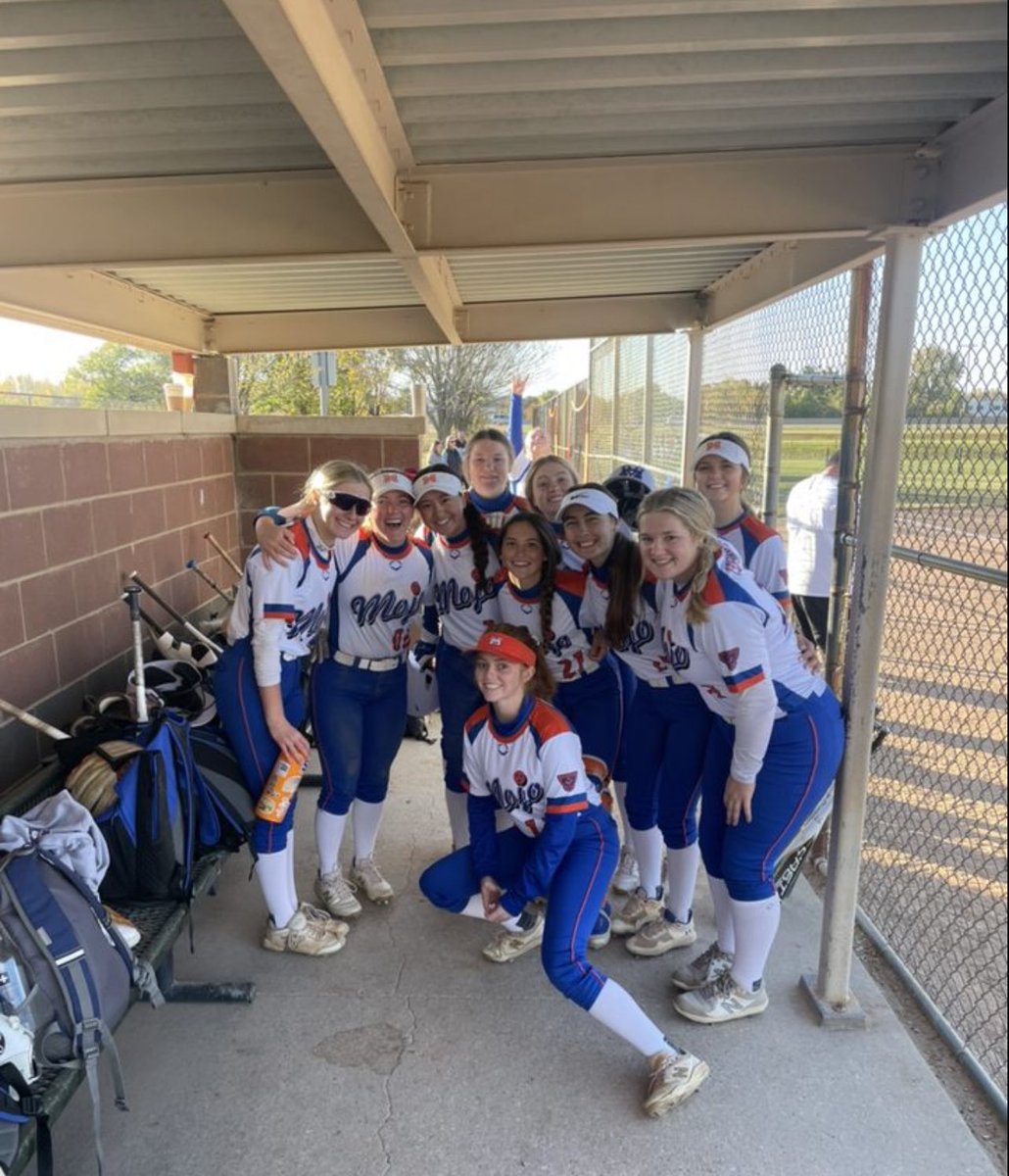 Mojo 24/25 Carmichael girls finish off the weekend 4-1 winning the top pool at the Showcase 1 in St Louis. Way to go ladies!