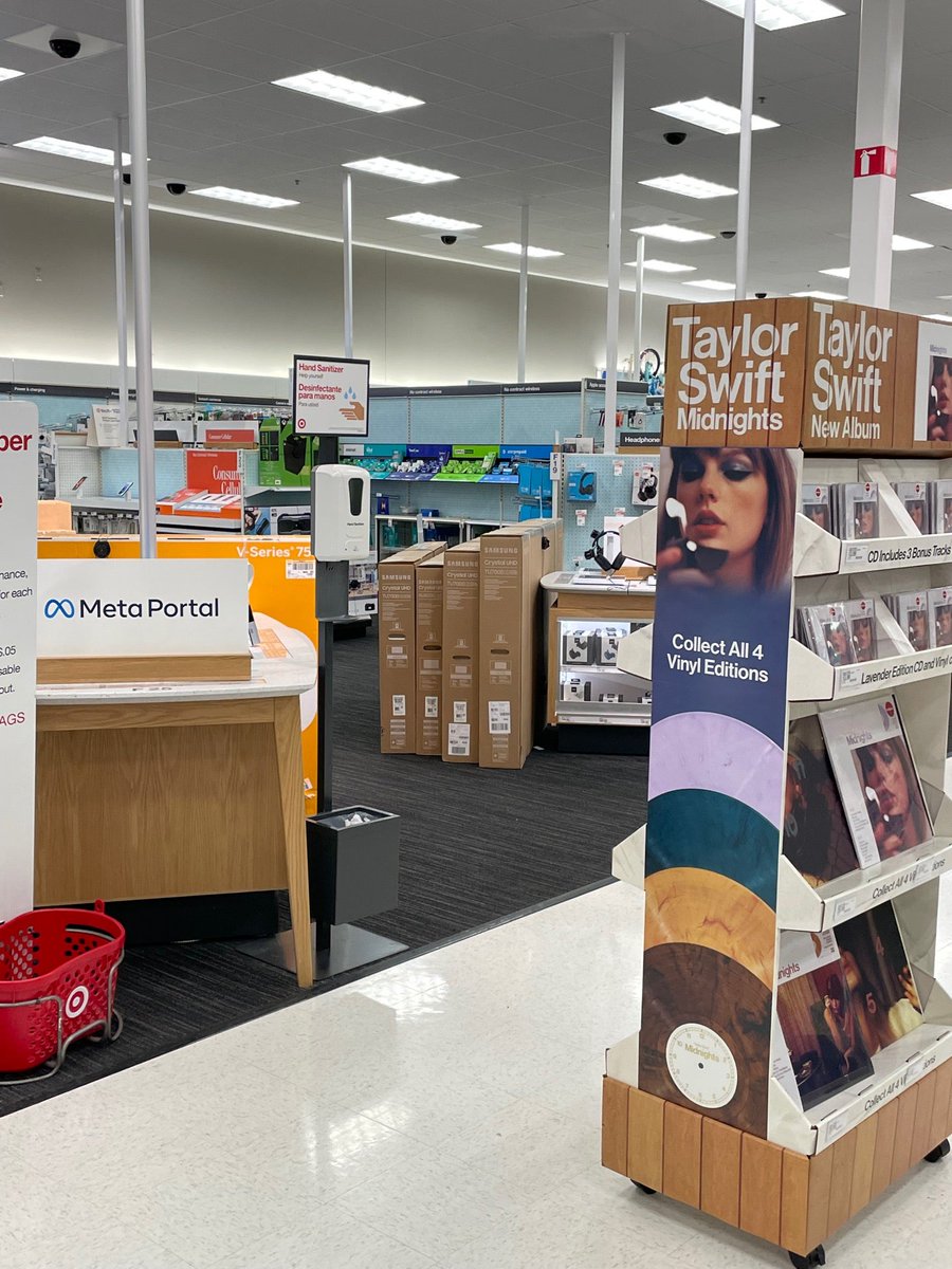 jentharler's tweet photo. Meta me at midnight #meetmeatmidnight @target @meta @taylornation13 @taylorswift13 (@ Target in Sherwood, OR) https://t.co/IkauHpbtvQ https://t.co/Uvs3jl5X74
