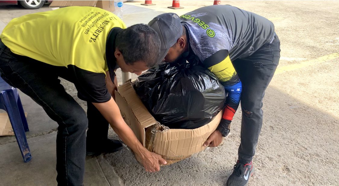 Arismendisanz's tweet photo. #Empezó la #TemporadaDeBeisbol y la #Solidaridad del equipo @leones_cbbc continúa manifestándose en apoyo a #LasTejerías. En el estadio universitario de #caracas están recibiendo tus donaciones #sumate. 

@NicolasMaduro 
@Soykarinacarpio 
@soymundocap https://t.co/IPGnB3zG1Z