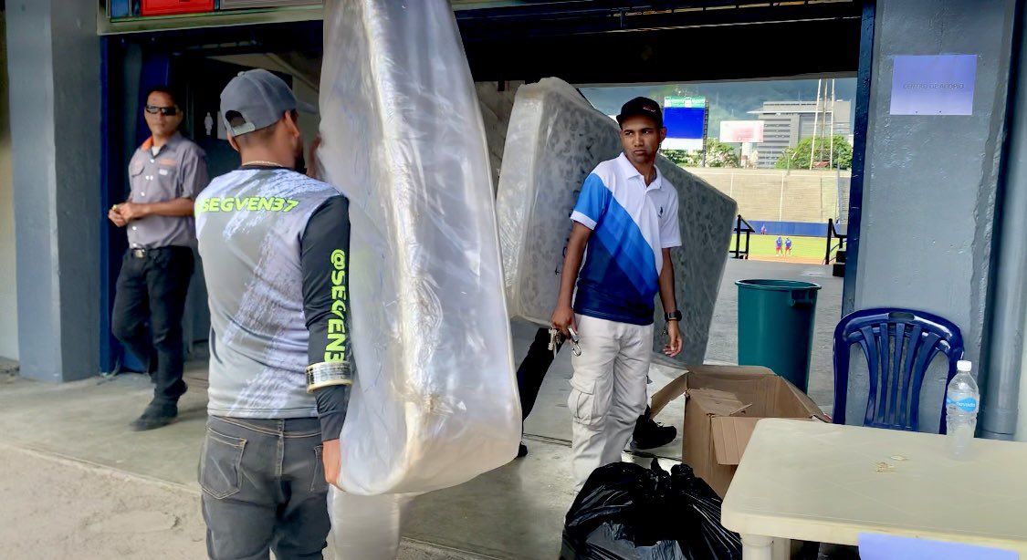 Arismendisanz's tweet photo. #Empezó la #TemporadaDeBeisbol y la #Solidaridad del equipo @leones_cbbc continúa manifestándose en apoyo a #LasTejerías. En el estadio universitario de #caracas están recibiendo tus donaciones #sumate. 

@NicolasMaduro 
@Soykarinacarpio 
@soymundocap https://t.co/IPGnB3zG1Z