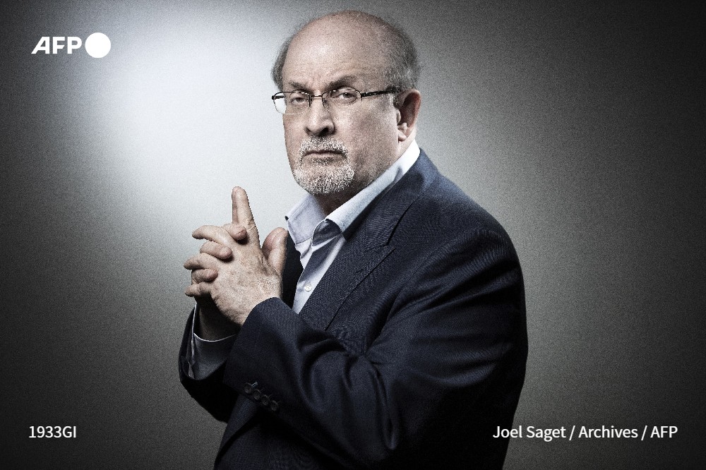 [A LA UNE A 18H] Poignardé en août aux Etats-Unis, l'écrivain britannique Salman Rushdie a depuis perdu la vue d'un œil et l'usage d'une main, entre autres graves séquelles, a indiqué son agent au quotidien espagnol El Pais #AFP 4/5