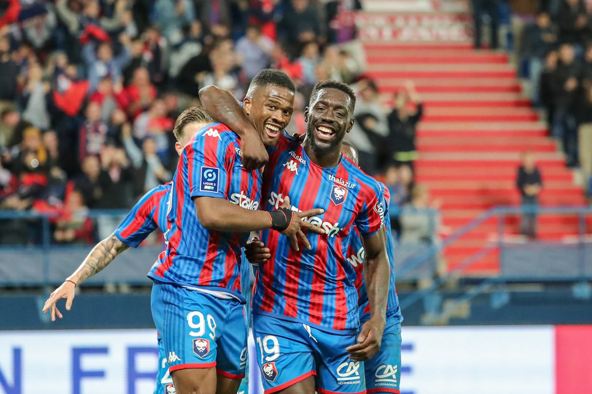 Pour la 1re fois de la saison, Stéphane Moulin avait opté pour un schéma en 3⃣-4⃣-3⃣ avec Samuel Essende, Alexandre Mendy et @gds__k associés en attaque. Bilan : 1 victoire 🆚 <a href="/OfficielRAF/">Rodez Aveyron Football</a>, 1 but pour les 2ers et 1 passe dé pour le 3e <a href="/SMCaen/">Stade Malherbe Caen</a> #SMCRAF
📸 <a href="/DamienDeslande2/">Damien Deslandes Photographies</a>