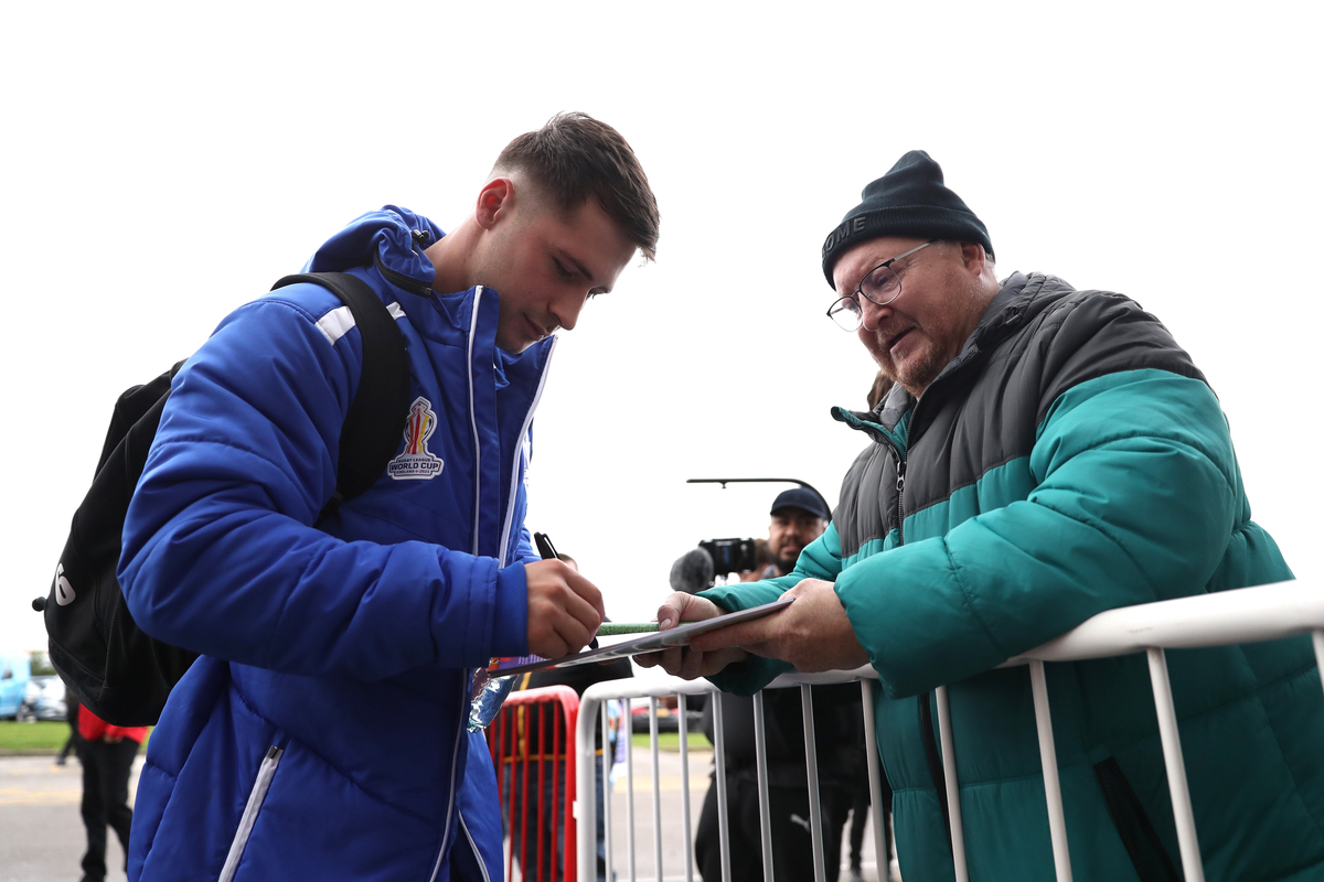 rugbyleaguewcup's tweet photo. πΌπΈπ¬π· Smiles all round ahead of kick-off
Last minute predictions for this Group A clash?
#RLWC2021 | #SAMGRE https://t.co/gOqGqNISiy
