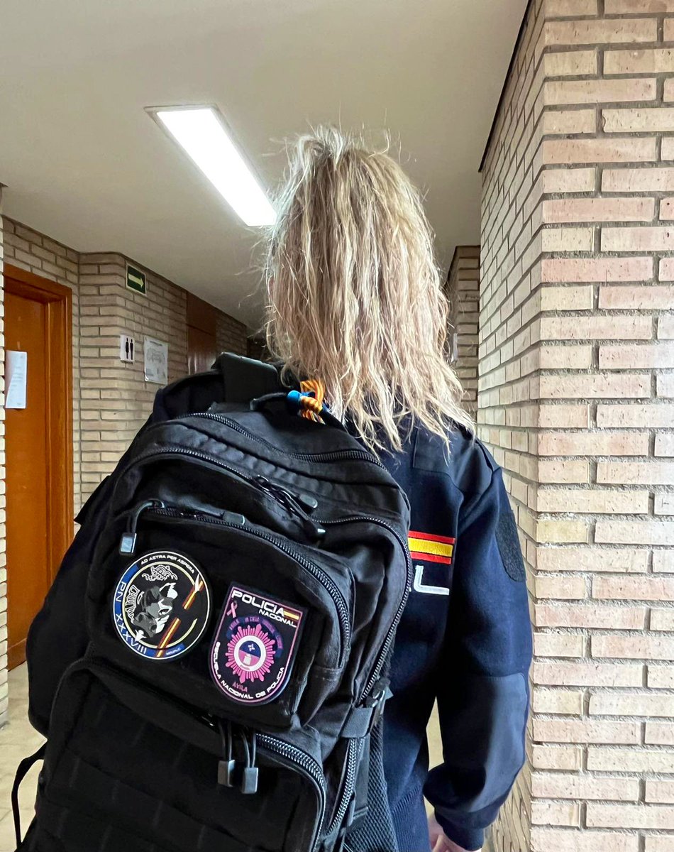 PoliciaEscuela's tweet photo. El 19 de octubre se celebra el #DiaMundialDelCancerDeMama💙💞

Los alumnos de @PoliciaEscuela han estado participando y apoyando las distintas campañas solidarias que se han organizado esta semana para luchar contra esta enfermedad💪👮🏼

#ElRosaMasQueUnColor 
#Solidaridad @policia https://t.co/1BJaa1lFZj