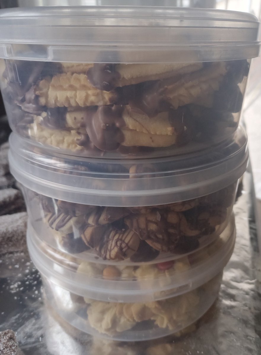 cindynaidoo3's tweet photo. What an exciting, fun weekend, did loads of #Deepavali #Baking #Lamingtons #ButterBiscuits #SojiBall #DateRolls #Gulabjamun #BananaPuri #Burfee #Samoosas #Poli #CoconutIce #LoveBaking #Foodie #Sweettooth #Yummy๐ https://t.co/4hV8TdrItk