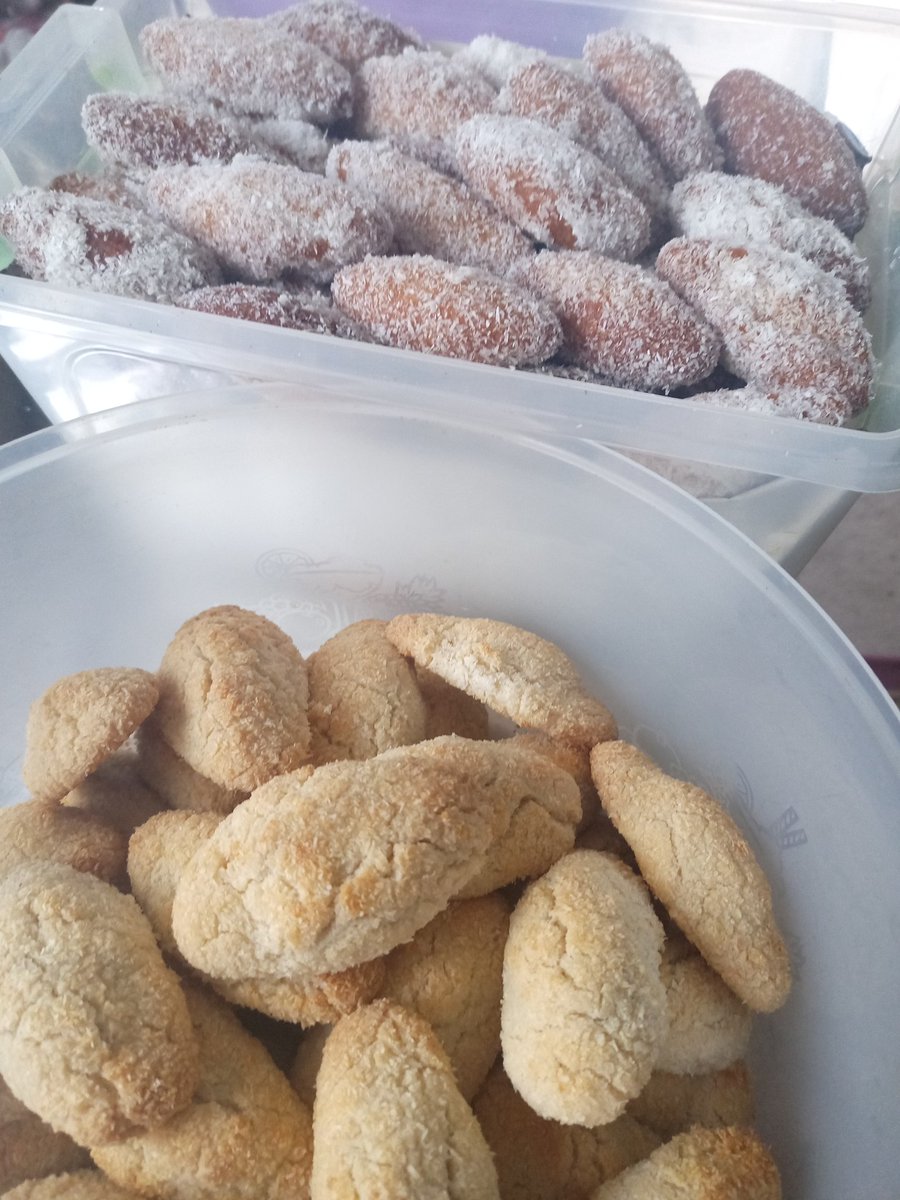 cindynaidoo3's tweet photo. What an exciting, fun weekend, did loads of #Deepavali #Baking #Lamingtons #ButterBiscuits #SojiBall #DateRolls #Gulabjamun #BananaPuri #Burfee #Samoosas #Poli #CoconutIce #LoveBaking #Foodie #Sweettooth #Yummy๐ https://t.co/4hV8TdrItk