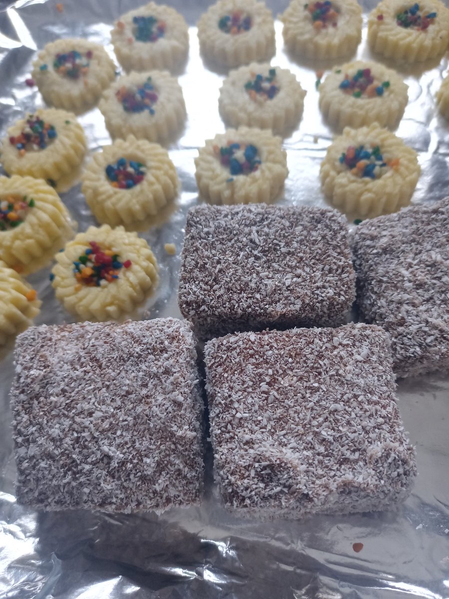 cindynaidoo3's tweet photo. What an exciting, fun weekend, did loads of #Deepavali #Baking #Lamingtons #ButterBiscuits #SojiBall #DateRolls #Gulabjamun #BananaPuri #Burfee #Samoosas #Poli #CoconutIce #LoveBaking #Foodie #Sweettooth #Yummy๐ https://t.co/4hV8TdrItk