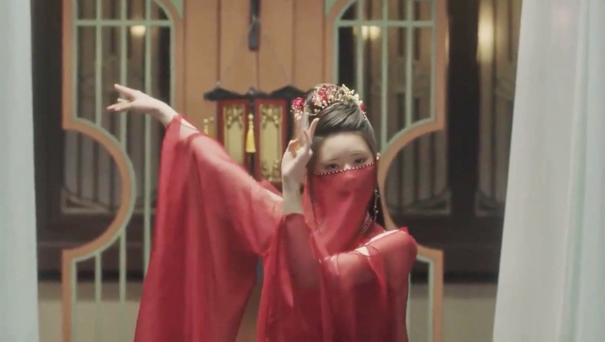 QtizenOnline's tweet photo. LADY IN RED &amp; FLUSTERED HERO. Check out the reviews for Who Rules the World, a martial arts saga airing on Netflix. https://t.co/ATun6sYpbG
#qtizen #qtizenonline #whorulestheworld #netflix #ZhaoLusi #yangyang #martialarts #wuxia #Xianxia https://t.co/fYoenyjbHf
