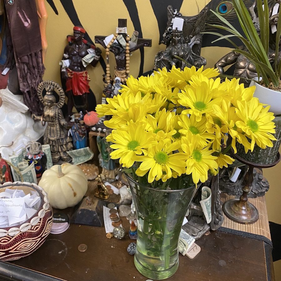 aromagregory's tweet photo. Did you know we have a community altar? It's located in the Spirit Room. You can leave an offering on it (or even leave your petition/prayer, too).
#CommunityAltar #Altar #MotherMary #Cernunnos #Lotus #Ganesh #VotiveOfferings #CandleMagic #Lakshmi #PrayerRequest #Prayer #Petition https://t.co/aBBEmy8U1c