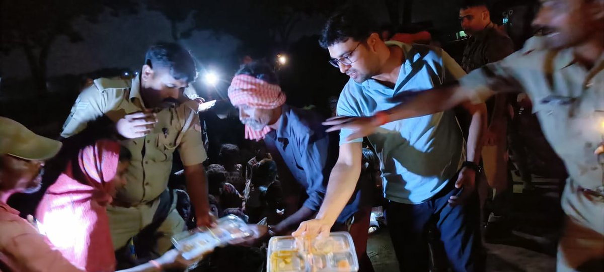 kaushambipolice's tweet photo. क्षेत्राधिकारी चायल सपरिवार मय कार्यालय स्टाफ के साथ दीवाली के अवसर पर असहाय एवं जरूरतमंद परिवारों एवं बच्चों में जाकर मिठाईयां,फल,मोमबत्ती,दीपक एवं फुलझड़ी का वितरण किया गया। सभी लोग पुलिस द्वारा दीवाली का उपहार पाकर प्रसन्न दिखाई दिये।
#SurakshaKiDiwali 
#UPPolice https://t.co/MUlfg3iEIL