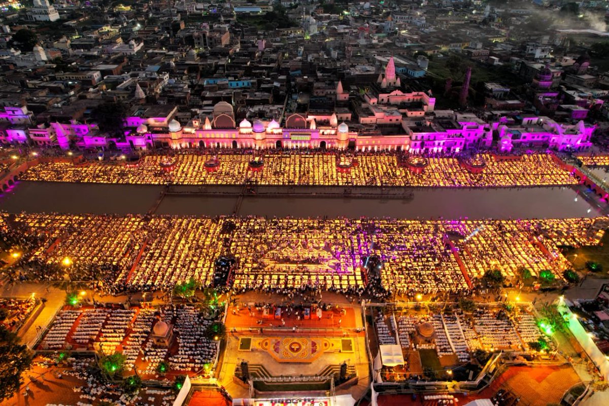 ShriRamTeerth's tweet photo. भारत के यशस्वी धर्ममूर्ति प्रधानमंत्री श्री @narendramodi जी ने दीपावली की पूर्व संध्या पर श्री राम जन्मभूमि परिसर में भगवान श्री रामलला सरकार का पूजन किया और राम की पैड़ी पर दीपोत्सव में प्रतिभाग किया। https://t.co/XKwfe0Oc39