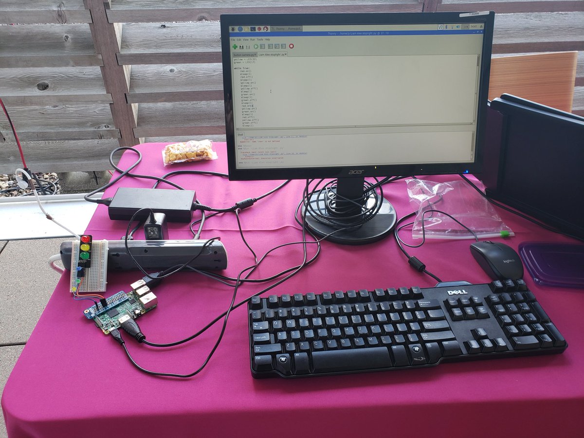 These kids did amazing sharing their #RaspberryPii & @microbit_edu projects with people at the @DanforthCenter @Raspberry_Pi Jam yesterday! #LEDs #FlappyBird #RockPaperScissors #PiCamera+#microbit #wgbuzz #CSforAll #edtech #computerscience