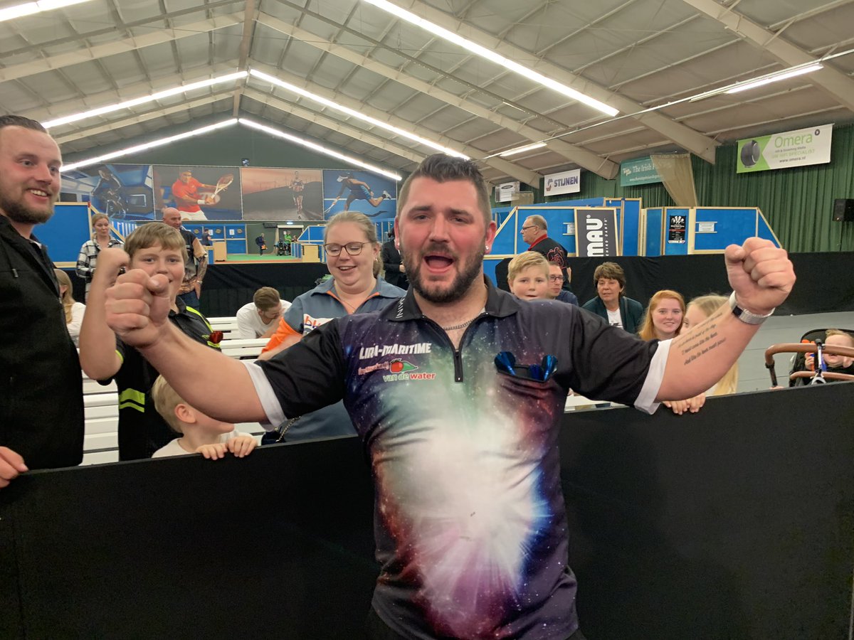 NDBdarts's tweet photo. Jeremy Philipsen heeft de #OpenRotterdam bij de heren B gewonnen. Hij was met 4-2 te sterk voor Diderik van Renselaar. 

#Winmau #NDBRanking https://t.co/EKySqBNSO5