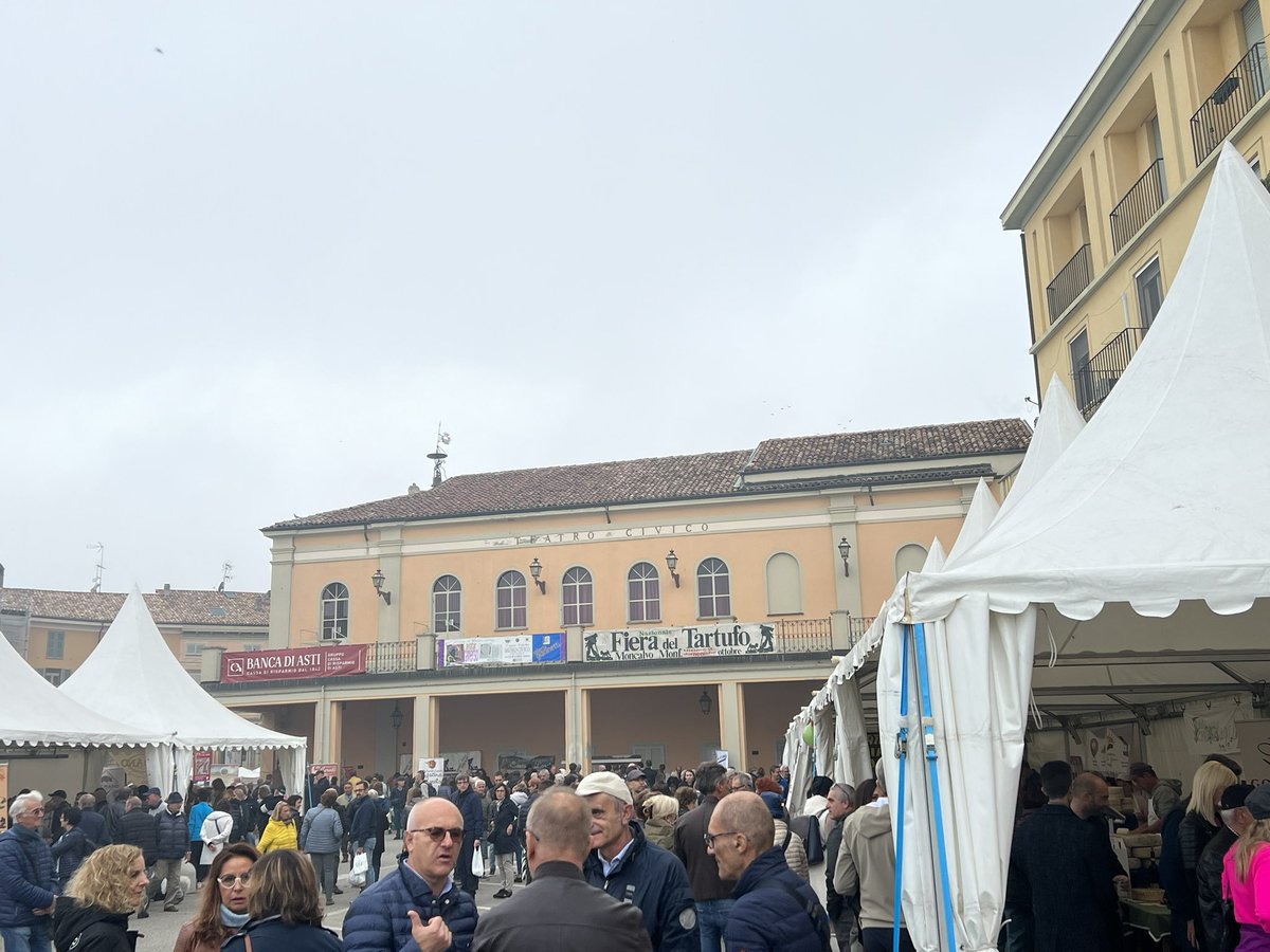 SaccoMario's tweet photo. Fiera del tartufo bianco  di Moncalvo con GAL BMA in rete nel Monferrato. https://t.co/C5j8QQSLKi