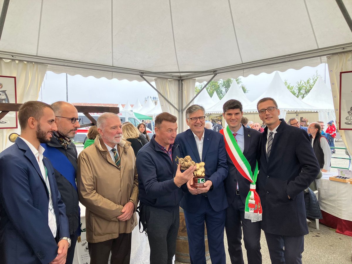 SaccoMario's tweet photo. Fiera del tartufo bianco  di Moncalvo con GAL BMA in rete nel Monferrato. https://t.co/C5j8QQSLKi