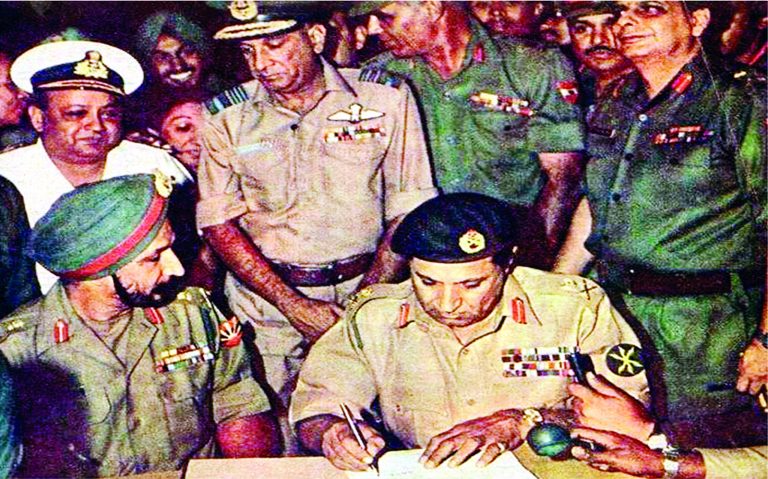 The 90,000 Pakistani army surrendered helplessly in 1971 and on 23rd November 2022 it was the same again in front of 90,293 spectators at the MCG😜🤣🤣    #NoBall