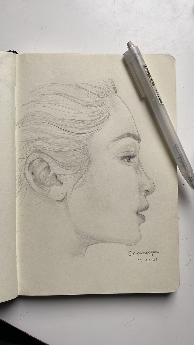 pipitweet_'s tweet photo. Bella, I swear I tried #BellaHadid #myartwork #pencildrawing https://t.co/jyAOqihMKu