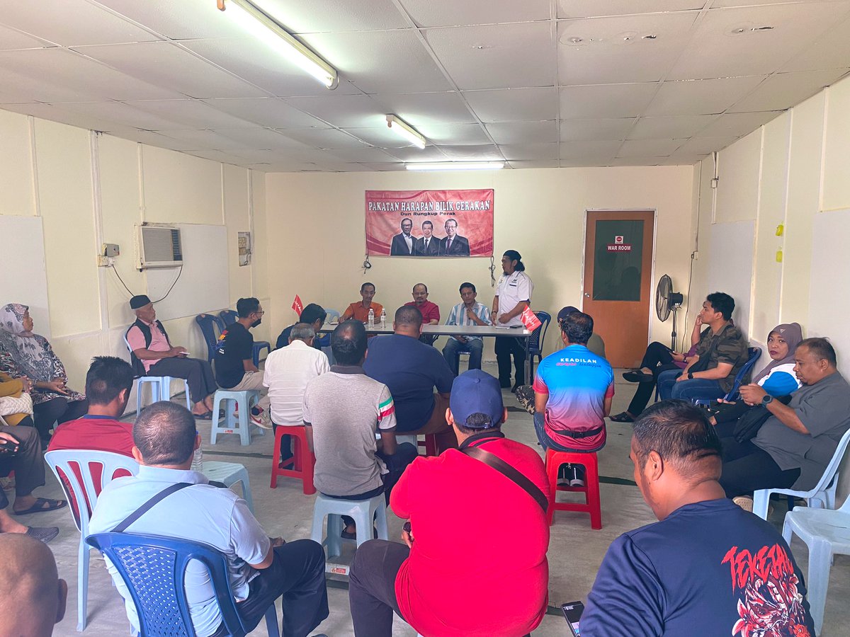 adzman86's tweet photo. Saudara @shamsuliskandar menyantuni jentera di Bilik Gerakan @pakatanharapan_ DUN Rungkup, Parlimen Bagan Datuk. Alhamdulillah semangat makin membara dan siapsiaga! #KitaBoleh #PerakBangkit #Sam4BaganDatuk #BaganDatukBangkit https://t.co/SccLFqeFDb