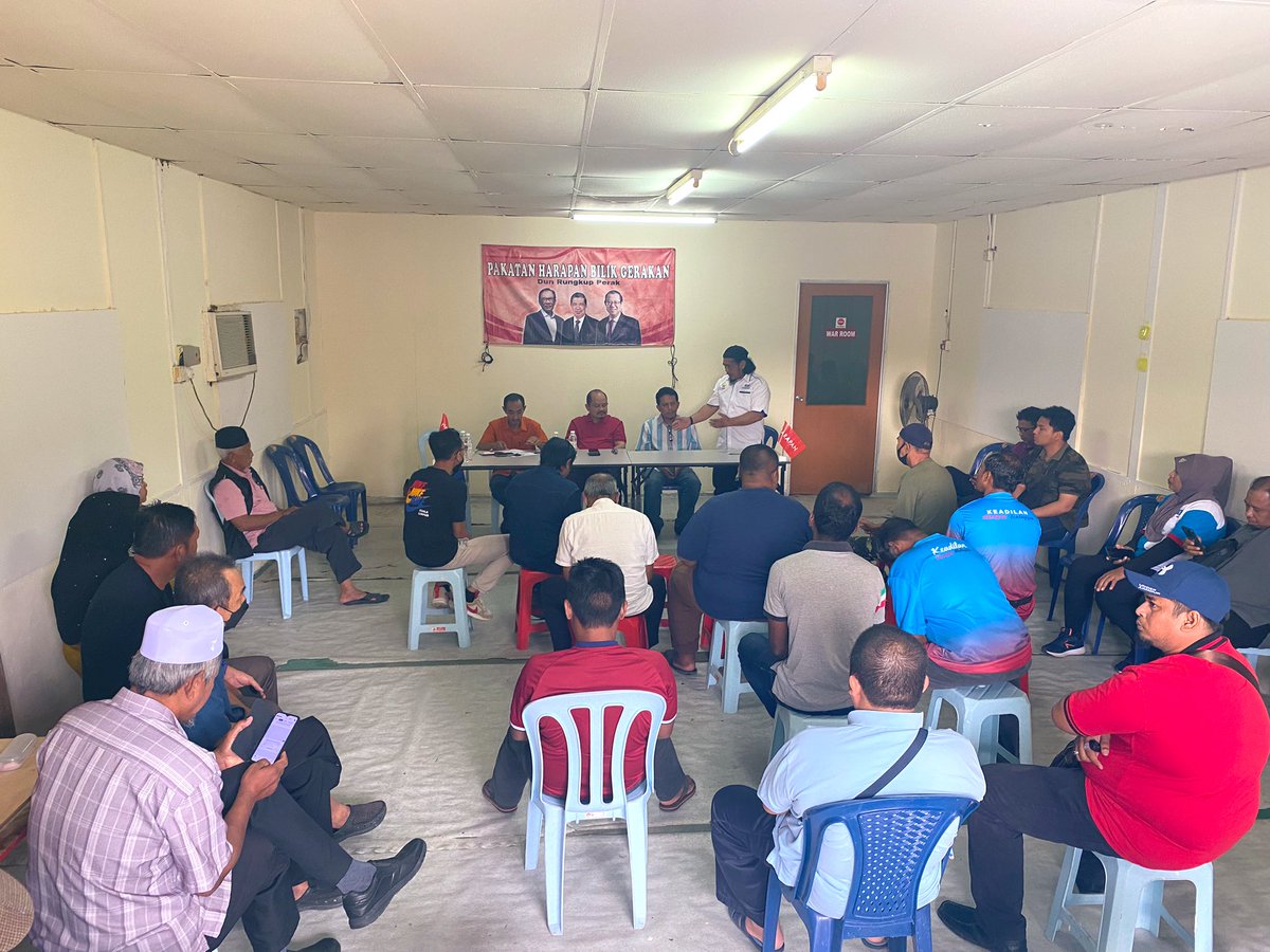 adzman86's tweet photo. Saudara @shamsuliskandar menyantuni jentera di Bilik Gerakan @pakatanharapan_ DUN Rungkup, Parlimen Bagan Datuk. Alhamdulillah semangat makin membara dan siapsiaga! #KitaBoleh #PerakBangkit #Sam4BaganDatuk #BaganDatukBangkit https://t.co/SccLFqeFDb