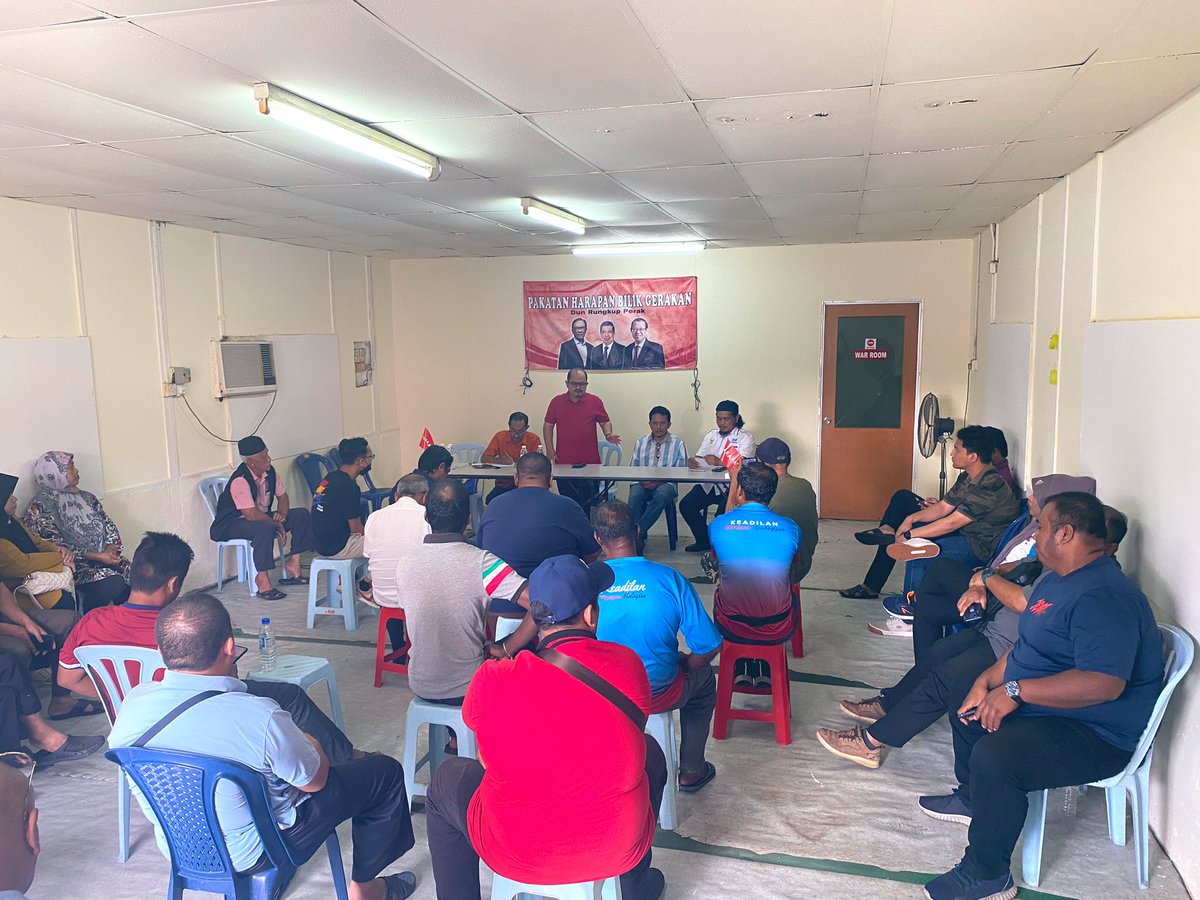 adzman86's tweet photo. Saudara @shamsuliskandar menyantuni jentera di Bilik Gerakan @pakatanharapan_ DUN Rungkup, Parlimen Bagan Datuk. Alhamdulillah semangat makin membara dan siapsiaga! #KitaBoleh #PerakBangkit #Sam4BaganDatuk #BaganDatukBangkit https://t.co/SccLFqeFDb