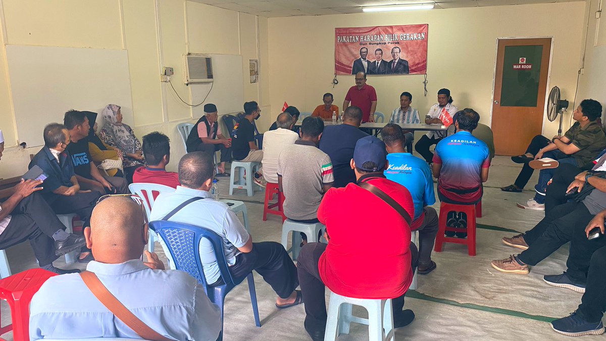 adzman86's tweet photo. Saudara @shamsuliskandar menyantuni jentera di Bilik Gerakan @pakatanharapan_ DUN Rungkup, Parlimen Bagan Datuk. Alhamdulillah semangat makin membara dan siapsiaga! #KitaBoleh #PerakBangkit #Sam4BaganDatuk #BaganDatukBangkit https://t.co/SccLFqeFDb