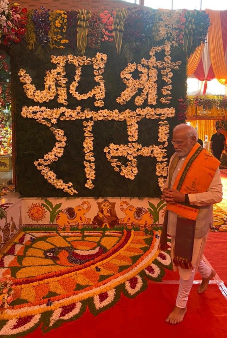 ShriRamTeerth's tweet photo. भारत के यशस्वी धर्ममूर्ति प्रधानमंत्री श्री @narendramodi जी ने दीपावली की पूर्व संध्या पर श्री राम जन्मभूमि परिसर में भगवान श्री रामलला सरकार का पूजन किया और राम की पैड़ी पर दीपोत्सव में प्रतिभाग किया। https://t.co/XKwfe0Oc39