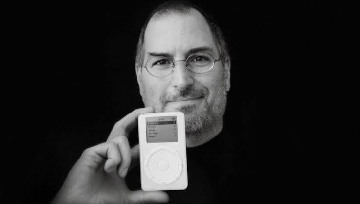 iTutorialsDR's tweet photo. Un día como hoy, del año 2001, Steve Jobs presentaba el primer iPod que cambiaría la industria de la música por completo. ¿Cuál fue tu favorito? https://t.co/IpYgTakIKl