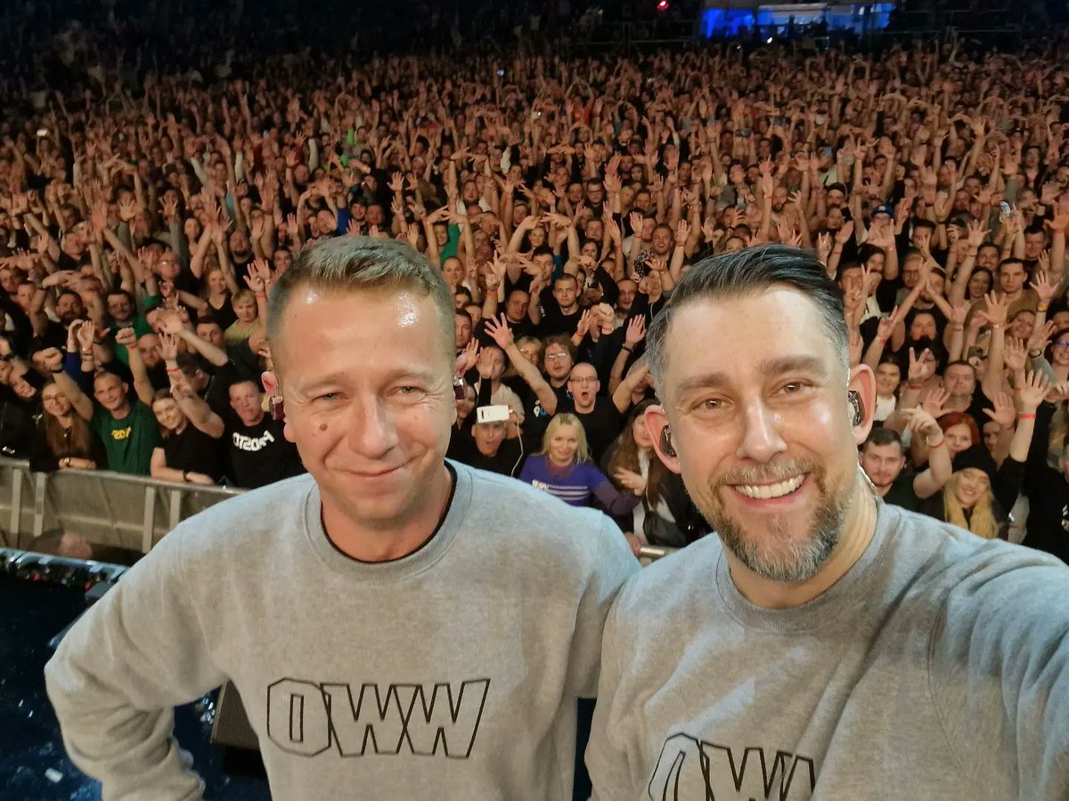 Jeszcze będzie czas na podsumowania, na razie wrzucam selfie WWO z tłumem i wszystkim obecnym, wystepującym gościom, publiczności oraz wszystkim współorganizatorom bardzo dziękuję.
🤜💥🤛

#wwo #wojteksokol