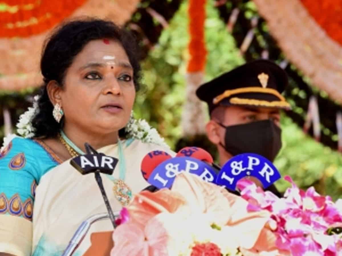 Deccan_Cable's tweet photo. Hyderabad: Students of the Jawaharlal Nehru Technological University Hyderabad (JNTUH) met Telangana Governor Tamilisai Soundararajan at Raj Bhavan during the ‘Praja Darbar’ and requested her to intervene to provide ‘Subject Exemption’ facility to R18 batch students.  In a petiti https://t.co/lffynnfJyr