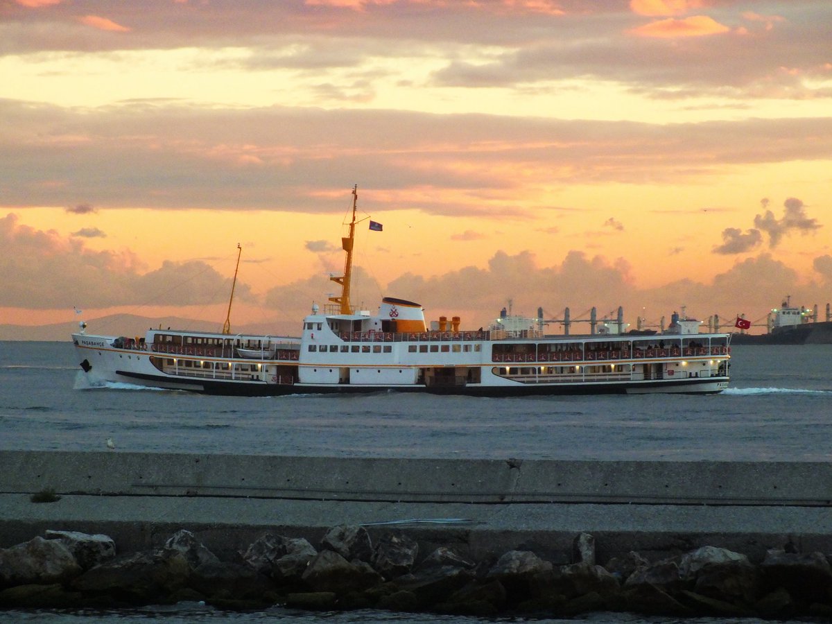 Simon_Alen_81's tweet photo. Günbatımı ve Paşabahçe vapuru. #günbatımı #paşabahçevapuru #paşabahçe #vapur #ship #gemi #sunset #shipphotography #istanbulsunset #şehirhatları #marmara https://t.co/A06wkTrFnz