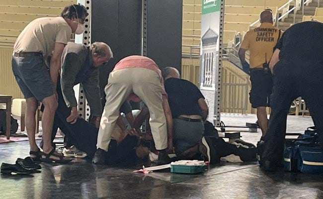 ndtv's tweet photo. 🔴 #BREAKING | Author Salman Rushdie lost sight in one eye, use of one hand due to knife attack, says his agent: news agency Reuters https://t.co/8Oyeh1xJwq https://t.co/9JROxljWQf