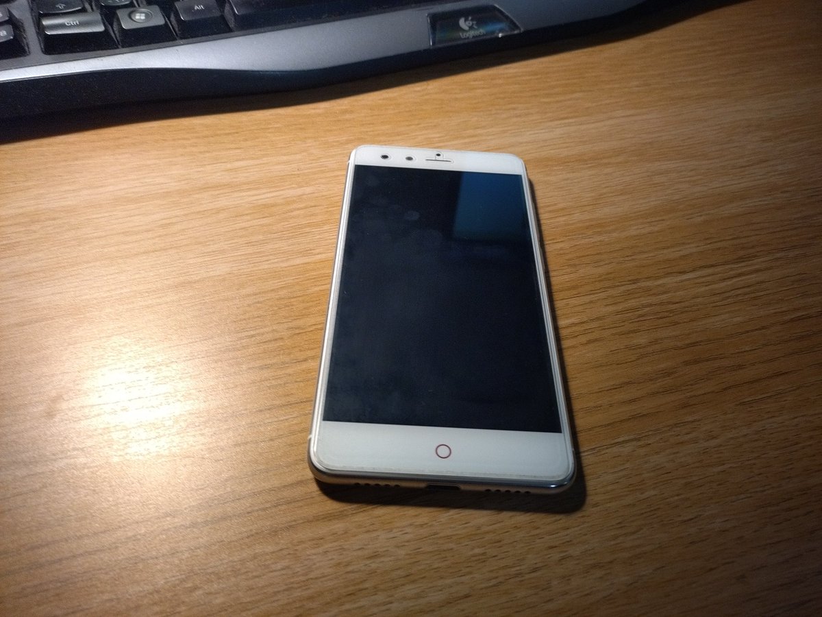 FinTomoki's tweet photo. Kesällä muuten tämän Nubia Z11 minin akku niin sanotusti petti, eli siinä riitti akku ehkä viideksi minuutiksi ilman laturia... Kyllä se kuitenkin nelisen vuotta kesti, vaikkakin välillä piti tekohengittää LineageOS:llä. https://t.co/azceFOJNRf