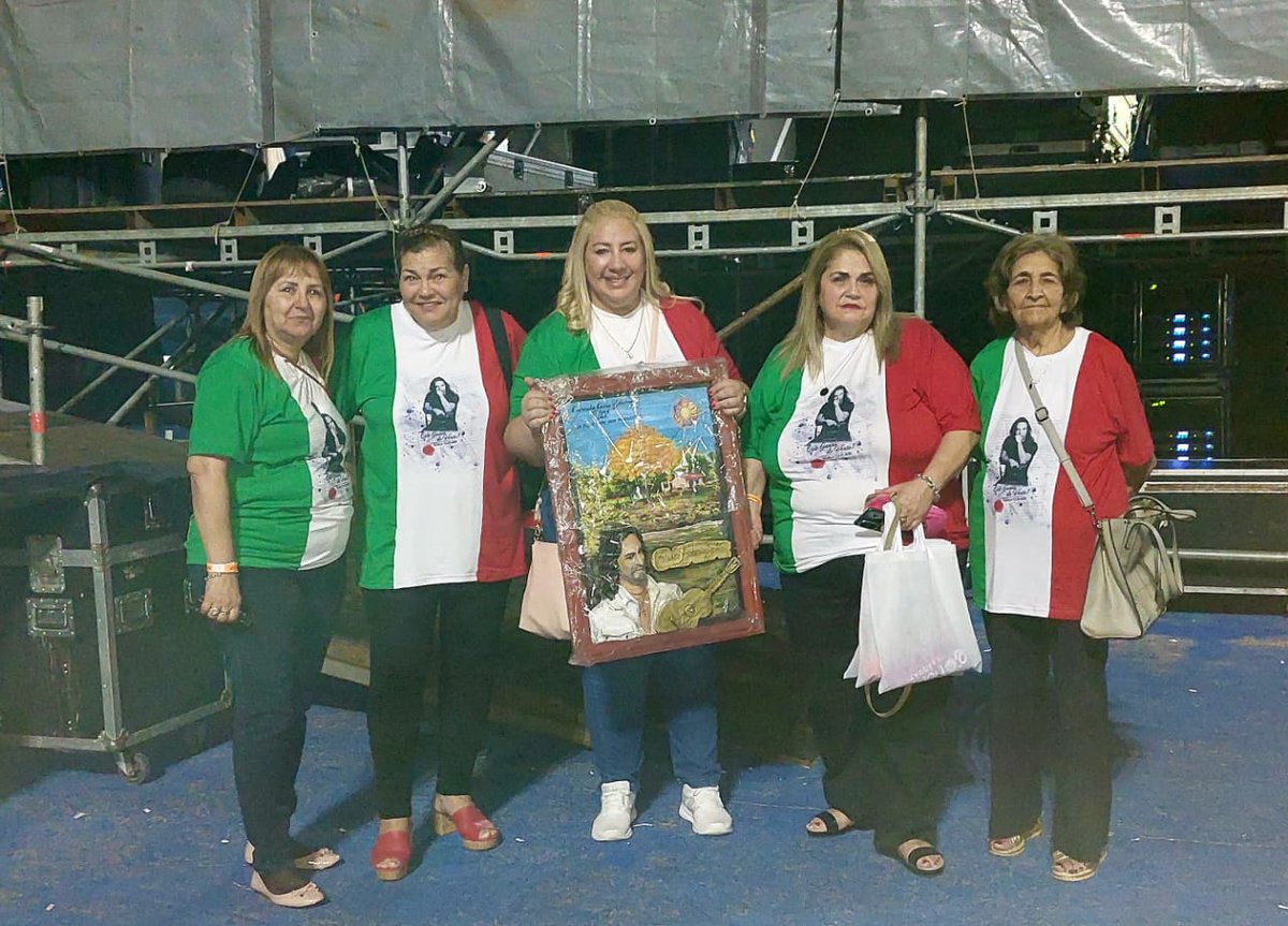 alesitalop222's tweet photo. Cuanto amor Paraguay por @MarcoASolis! Que belleza!! Grande @krispreda y toda la sede de EPVParaguay .
@Cristian_Solis ❤❤❤
Divinas las chicas 🙌🙌 https://t.co/86OfVBL0X9