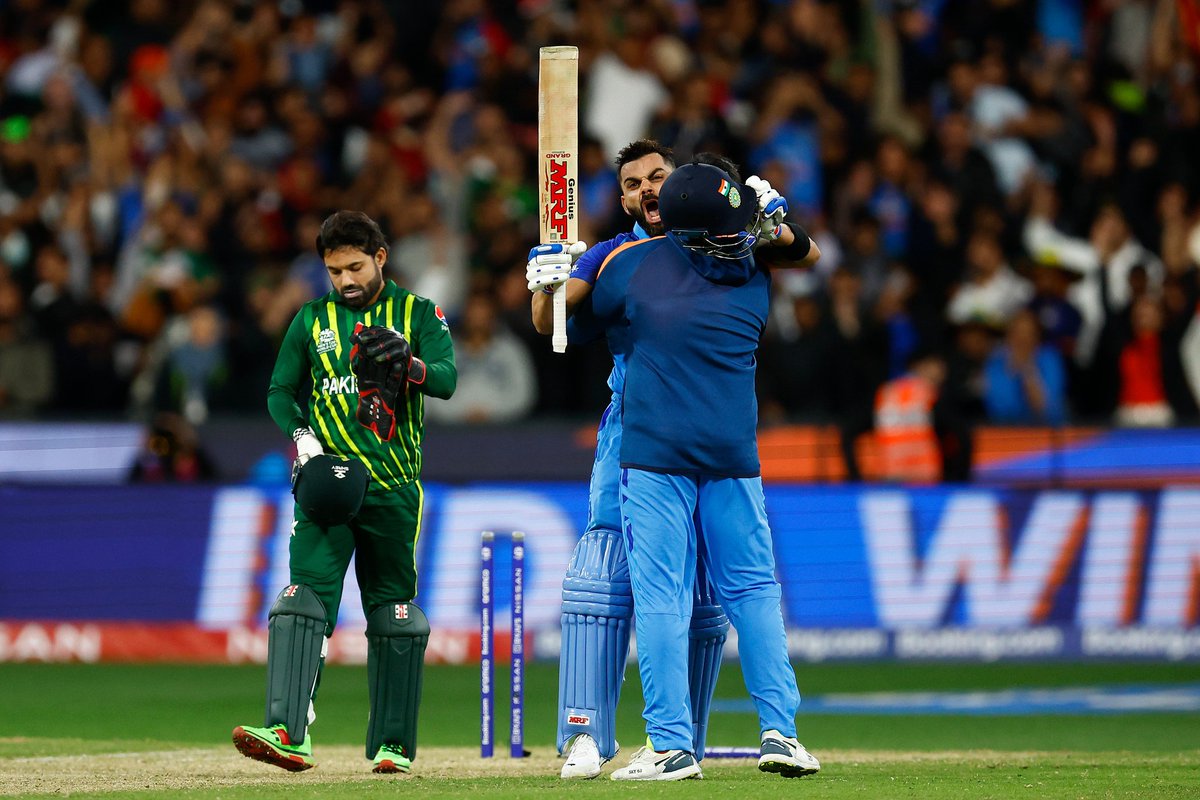 nayan_dhere's tweet photo. Yaar kaise koi khudko roke tujhse mohabbat karne se.maine tuze gaali dene walo ko bhi tujhe Raja👑 kehte dekha,tera har pehlu dekha,girna toh aam baat hai magar tujhsa nikharta na koi dekha.take a bow. King at its best. Unbelievable. @imVkohli #INDvPAK #T20WorldCup https://t.co/3u3HnOVvKD