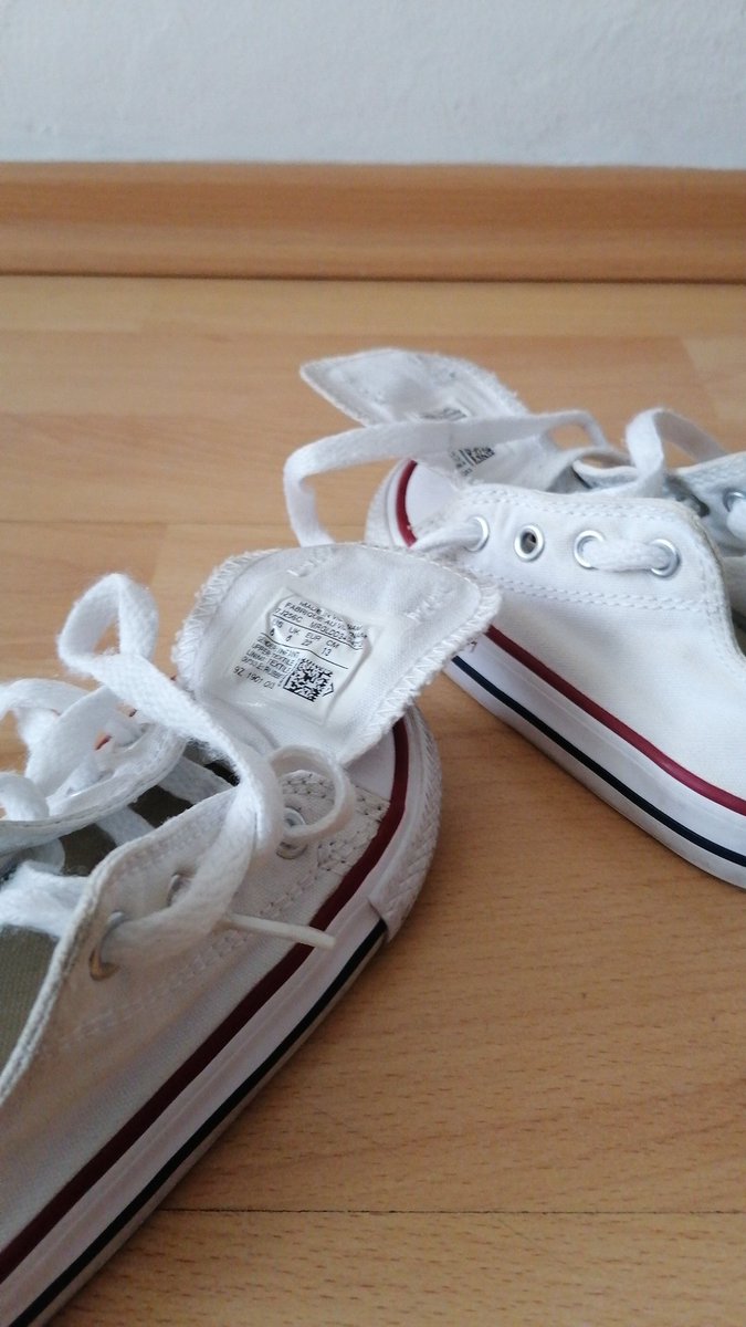 marcosbarraza's tweet photo. Así puso los cordones de sus tennis #4años #converse https://t.co/NmQmGaoCMf