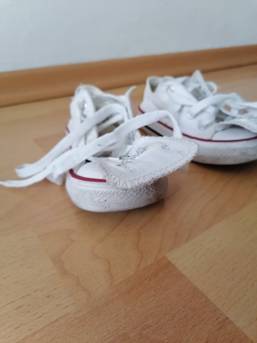marcosbarraza's tweet photo. Así puso los cordones de sus tennis #4años #converse https://t.co/NmQmGaoCMf
