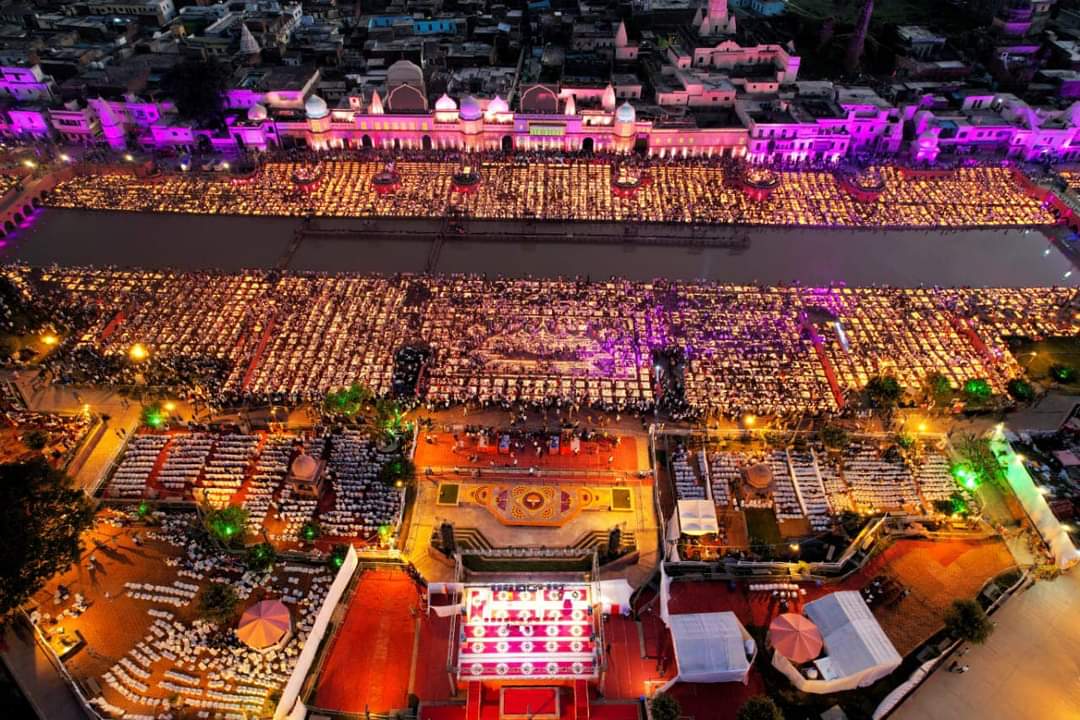 ajrajbjp's tweet photo. लगे कुटिया भी दुल्हन सी
अवध में श्रीराम आये हैं
अलौकिक अयोध्या का भव्य-दिव्य एवं ऐतिहासिक #दीपोत्सव!
#AyodhyaDeepotsav #अयोध्या
#DeepotsavAyodhya2022 #Ayodhya #Deepotsav #nowayodhya #AyodhyaRamMandir https://t.co/ZbMQCgdUYx