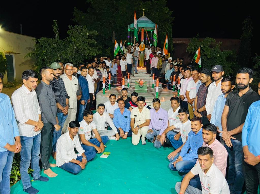 gujsindia's tweet photo. एक शाम शहिदों के नाम
दिपावली की पुर्व संध्या पर शहिदों के संग दीपोत्सव
#कुछ_याद_उन्हें_भी_कर_लो_जो_लौट_के_घर_ना_आये https://t.co/CdXnCd4osL