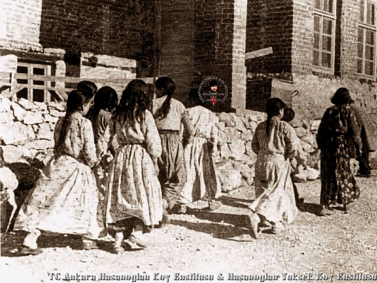 Köylerinden İlk Kez Çıkıp Ankara Hasanoğlan Köy Enstitüsü'ne Kayıt Yaptırmaya Gelen O Kızlar 1940'lı Yıllar