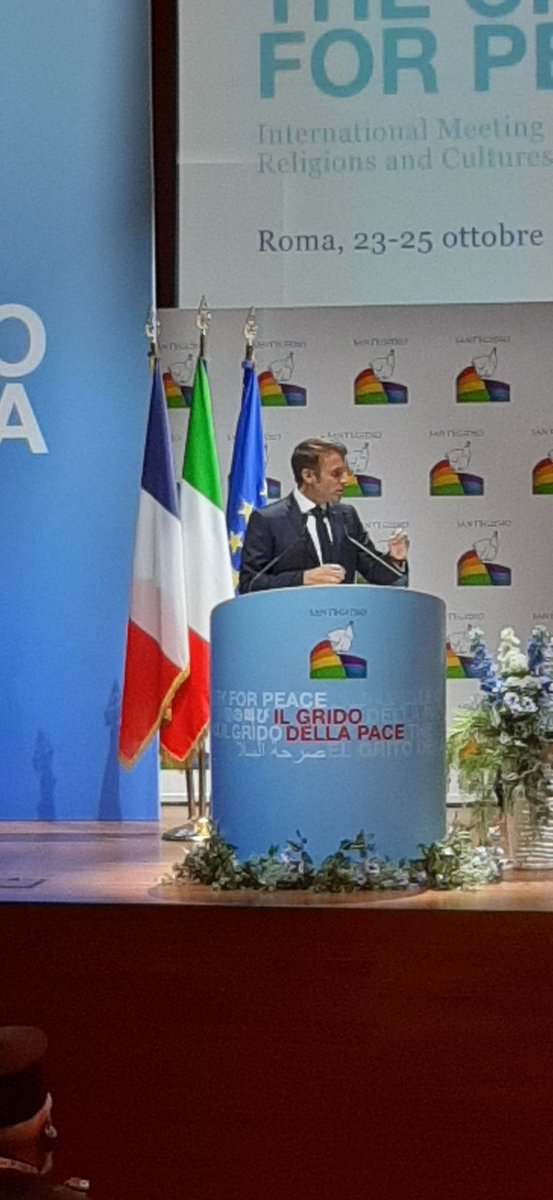 moisebeavogui's tweet photo. "Les religions ont le devoir de porter le messagge universel de la paix". Emmanuel Macron #thecyforpeace #santegidio https://t.co/ypFVWtPyA9
