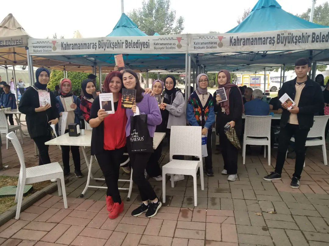 ibrahimcalik46's tweet photo. 📚 Öğrencilerimiz kitap fuarına gittiler ve envai çeşit kitapla buluştular. Bu güzel buluşmaya eşlik eden öğretmenlerimize teşekkür ederiz ✨️📚 https://t.co/iQpNokRWrF
