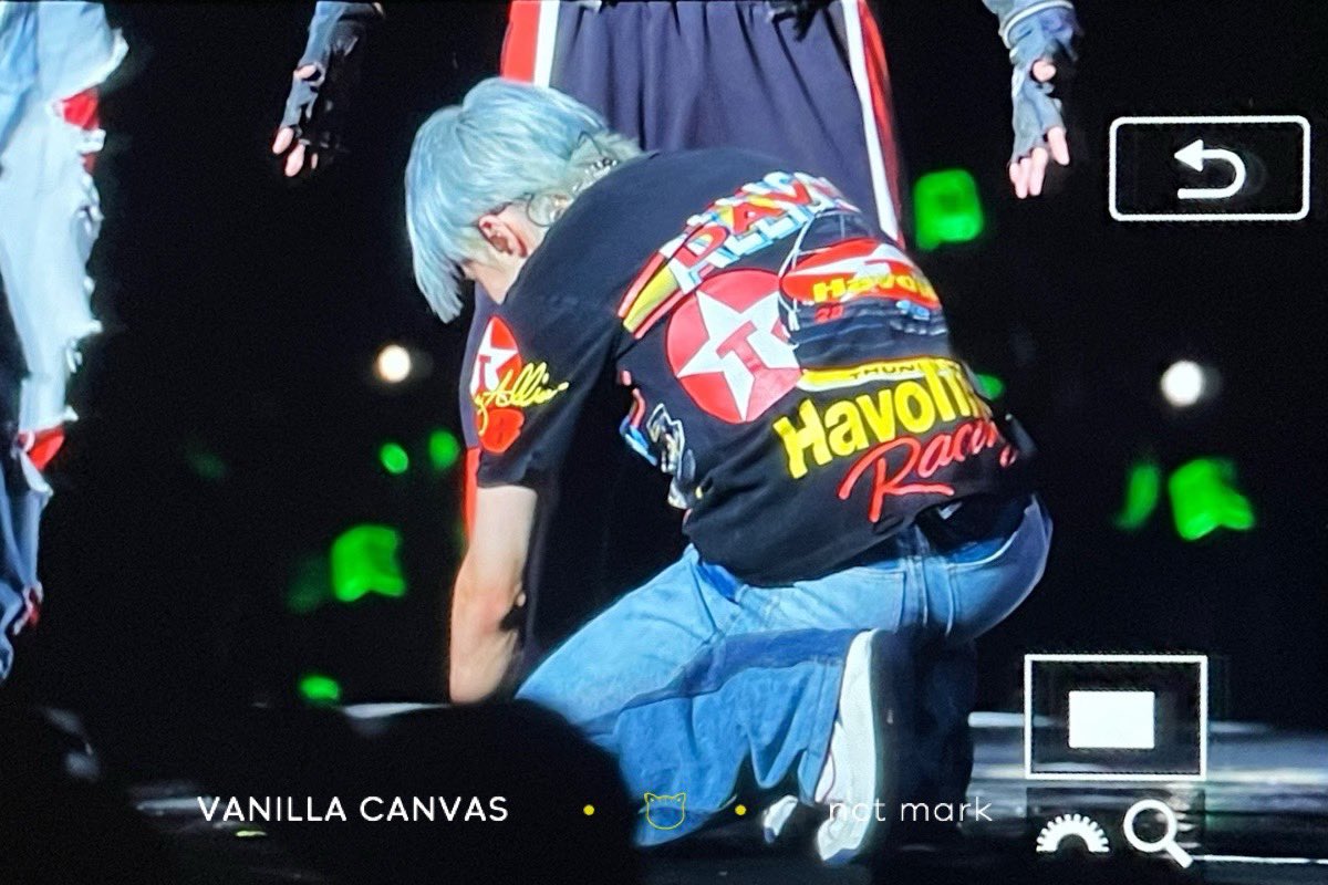 221023
달려가고 있어 (유타형 신발을 들고서..)

#마크 #MARK #NCT127
