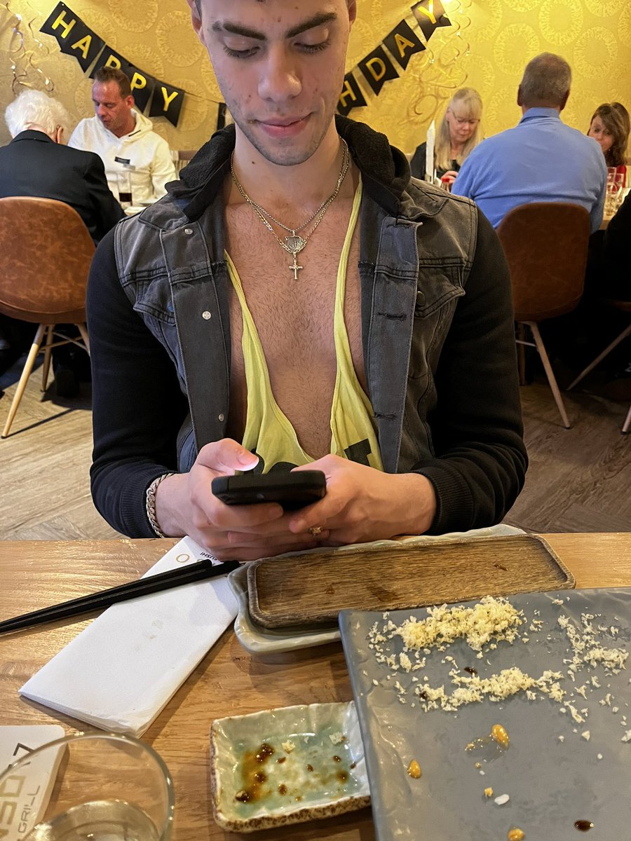 exebration's tweet image. we are in a Restaurant and this guy is tweeting about hecarim banrate???