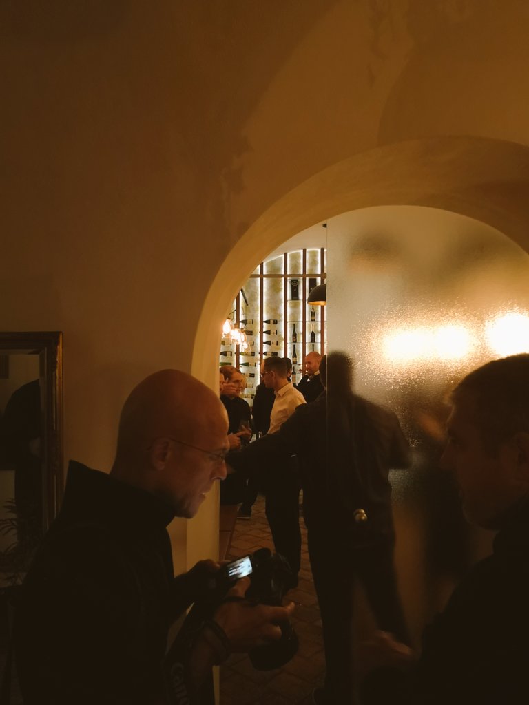 Dobrih 30 minut pred zaprtjem volišč je najožja ekipa <a href="/AnzeLog/">Anže Logar</a> z drsnimi steklenimi vrati zastrla poglede novinarjev na sicer sproščeno vzdušje v vinski sobi Wine bara Šuklje. #predsedniškevolitve2022 <a href="/24ur_com/">24ur.com</a>